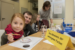 Kinderprogramm im Chemiegebäude - Geheimnis der verborgenen Farben 