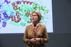 Frances Arnold vor Präsentationsfolien