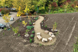 Foto: Der Garden of Refuge von oben. Um einen Weg und sechs Naturseteine herum sind erste Pflanzen gesetzt.