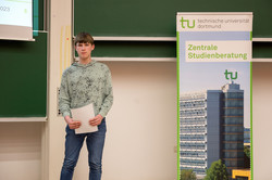 Zertifikatübergabe bei der Eröffnung der SchülerUni im Sommersemester 2023