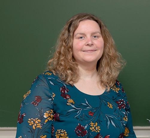Eine Frau und ein Mann stehen vor ein Tafel