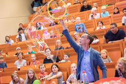 Wie entstehen Seifenblasen - Prof. Scheuer macht eine riesige Seifenblase