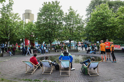 Zuschauer und Teilnehmende des Campuslauf verweilen am Martin-Schmeißer-Platz.