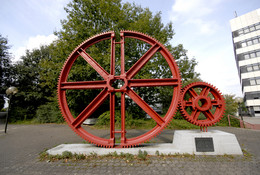 Rotes Zahnrad als Skulptur