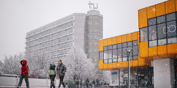 Foto: Mathetower und Hauptmensa im Schnee