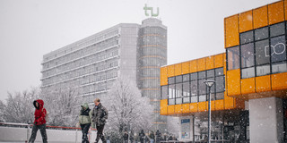 Foto: Mathetower und Hauptmensa im Schnee