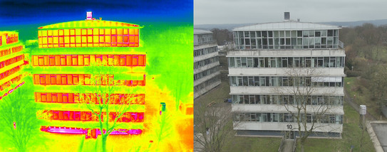 Zweiteiliges Bild eines Gebäudes: links eine Wärmebildaufnahme mit farbiger Temperaturdarstellung, rechts eine normale Fotoansicht des Gebäudes.