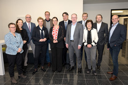 Foto einer Gruppe von Personen, darunter NRW-Wissenschaftsministerin Ina Brandes, Rektoratsmitglieder der UA Ruhr sowie Vertreter*innen der vier Research Center und des College, die im Rahmen der Research Alliance aufgebaut werden. 