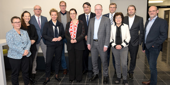 Gruppenfoto von Ina Brandes und Mitgliedern des UA Ruhr Foto einer Gruppe von Personen, darunter NRW-Wissenschaftsministerin Ina Brandes, Rektoratsmitglieder der UA Ruhr sowie Vertreter*innen der vier Research Center und des College, die im Rahmen der Research Alliance aufgebaut werden.