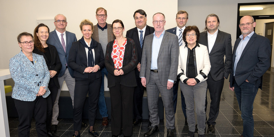 Foto einer Gruppe von Personen, darunter NRW-Wissenschaftsministerin Ina Brandes, Rektoratsmitglieder der UA Ruhr sowie Vertreter*innen der vier Research Center und des College, die im Rahmen der Research Alliance aufgebaut werden. 