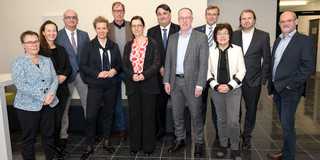 Foto einer Gruppe von Personen, darunter NRW-Wissenschaftsministerin Ina Brandes, Rektoratsmitglieder der UA Ruhr sowie Vertreter*innen der vier Research Center und des College, die im Rahmen der Research Alliance aufgebaut werden. 