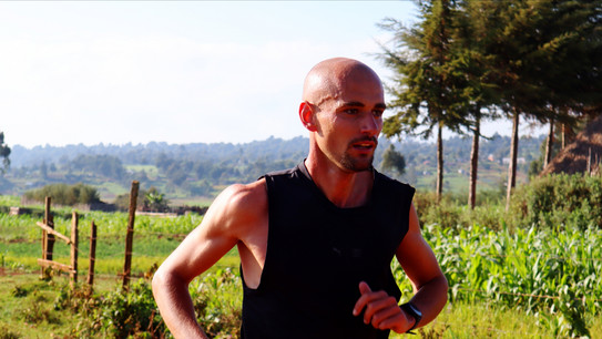 Seitenansicht von Hendrik Pfeiffer beim Lauftraining in Kenia