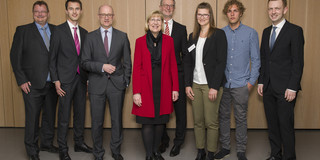 Gruppenfoto der Preisträger des Hans Uhde Preises mit Prof Ursula Gather, Prof. Gerhard Schembecker, Michael Höllermann und Guido Baranowski
