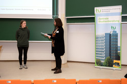 Zertifikatübergabe bei der Eröffnung der SchülerUni im Sommersemester 2023 Zertifikatübergabe bei der Eröffnung der SchülerUni im Sommersemester 2023