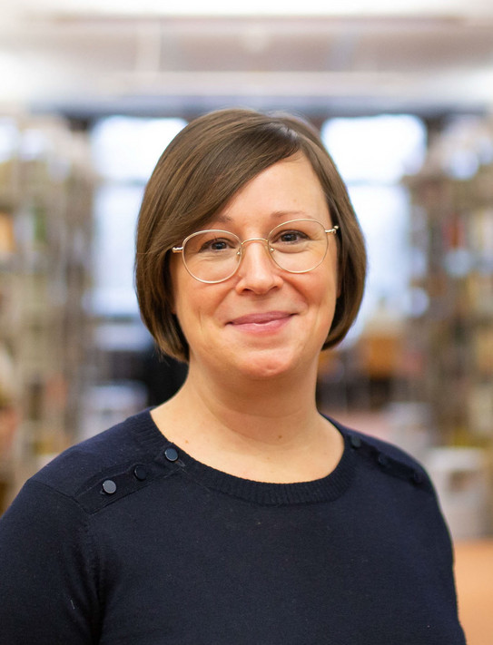 Portrait Nina Hogrebe Portrait einer Frau in einer Bibliothek