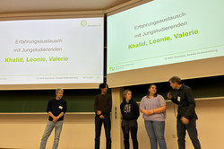 Teilnehmer der SchülerUni werden von 2 Lehrern zu Ihren Erfahrungen befragt.