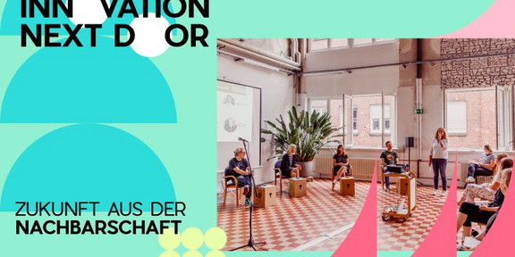 Ein Foto von mehreren Leuten auf einer Podiumsdiskussion eingebettet in eine bunte Grafik mit dem Text "Innovation Next Door – Zukunft aus der Nachbarschaft“ und dem Logo der Stadt Dortmund