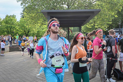 Läufer*innen in Kostümen Drei Personen in Klamotten im Stil der 90er joggen