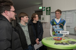 Networking bei der Eröffnung der SchülerUni im Sommersemester 2023 Networking bei der Eröffnung der SchülerUni im Sommersemester 2023