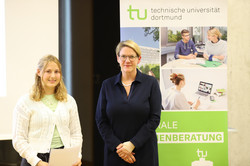 59_SchuelerUni_7829 Feierliche Übergabe erworbener Zertifikate zwischen der Prorektorin Studium Frau Prof. Dr. Wiebke Möhring und einer Teilnehmerin während der Eröffnungsveranstaltung der SchülerUni für das Wintersemester 2024/2025.