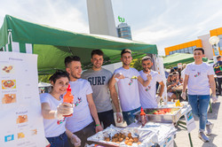 Foto einer Gruppe Studierender an einem Stand beim Sommerfest