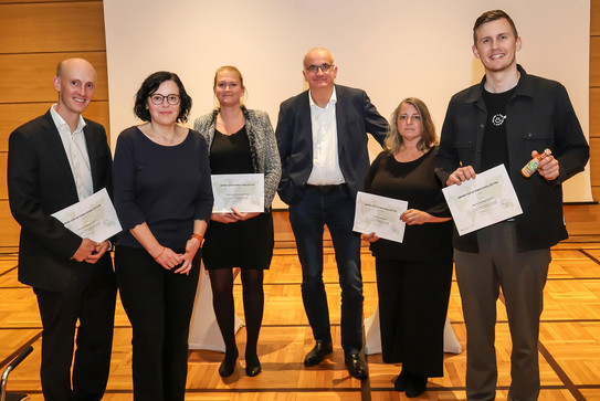 Das Bild zeigt Prof. Rasmus Linser, Dr. Barbara Schneider, Prof. Sarah Buschfeld, Prof. Manfred Bayer, Stefanie Hammacher, Moritz Everding (v.l.n.r.) auf dem Gambrinus-Forum am 28. Oktober.