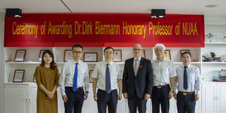 Ehrendoktorwürde Gruppenfoto von sechs Personen bei der Übergabe der Ehrendoktorwürde an Prof. Dirk Biermann
