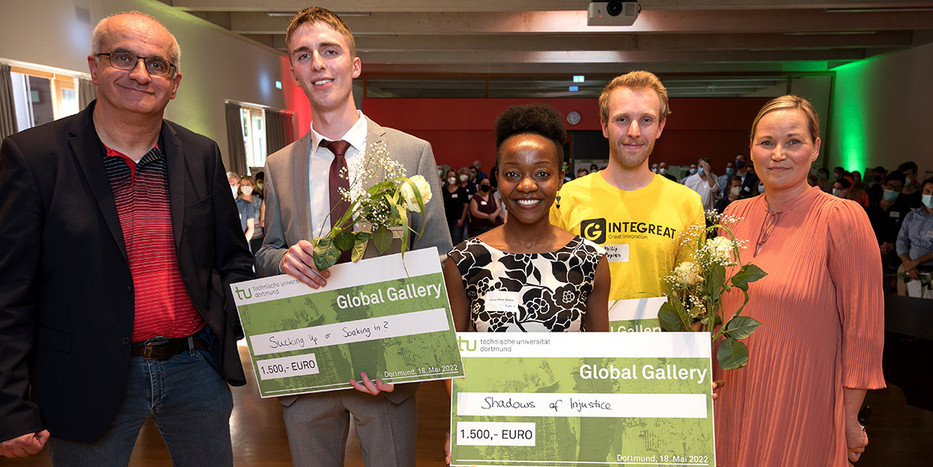 Gruppenfoto mit den Gewinner*inn der Global Gallery, die jeweils einen Scheck und Blumen in der Hand halten