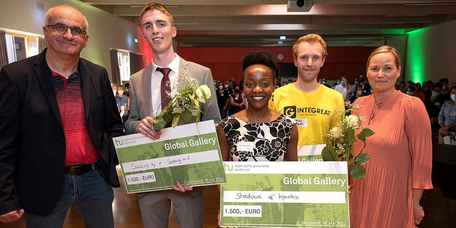 Group picture with winners of Global Gallery 2022