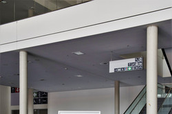 Hinweisschild mit Richtungsangabe Ein Schild, auf dem angegeben ist, wo die Prüfungen stattfinden.