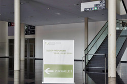 Information sign with directional indication A sign indicating where the exam will take place
