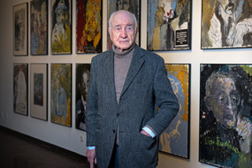 Armin Mueller-Stahl vor einer Wand mit mehreren Portrait-Gemälden