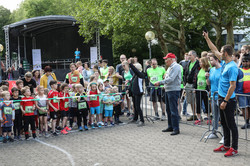 Kinder in Sportkleidung stehen an der Startlinie zum Kids-Run des Campuslaufs.