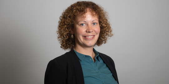 Portrait einer Frau vor weißer Wand