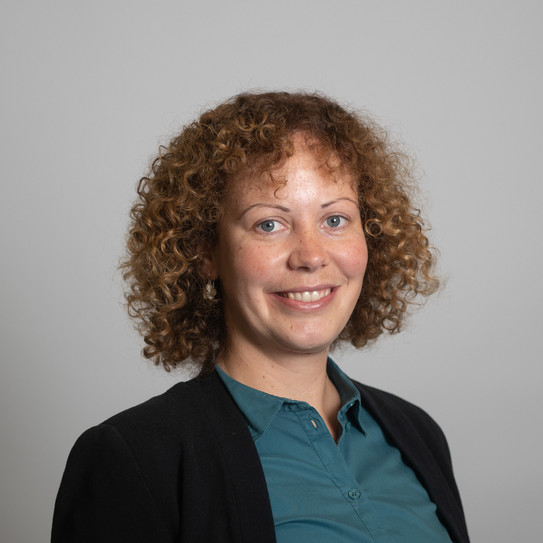 Portrait Hanna Gaspard Portrait einer Frau vor weißer Wand
