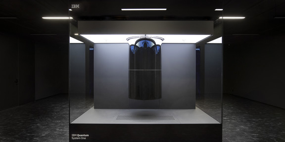 Foto des Quantencomputers „Quantum System One“ von IBM 