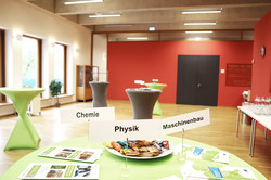 Stehtische im Foyer mit Infomaterialien