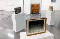 Ausstellung „Laufende Beobachtungen“ In einer Ausstellung stehen mehrere Kunstwerke auf mehreren Podesten.