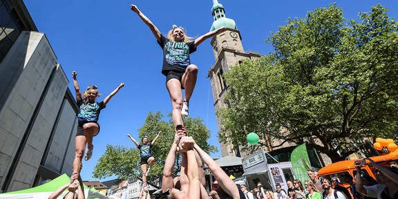 Cheerleader der TU Dortmund Cheerleader der TU Dortmund stapeln sich vor der St. Reinoldikirche in die Höhe