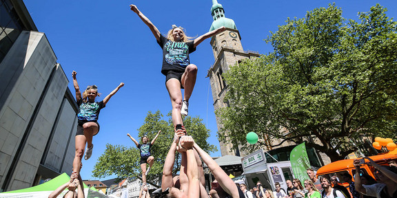 Cheerleader der TU Dortmund stapeln sich vor der St. Reinoldikirche in die Höhe