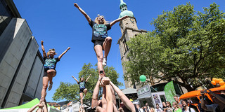 Cheerleader der TU Dortmund stapeln sich vor der St. Reinoldikirche in die Höhe