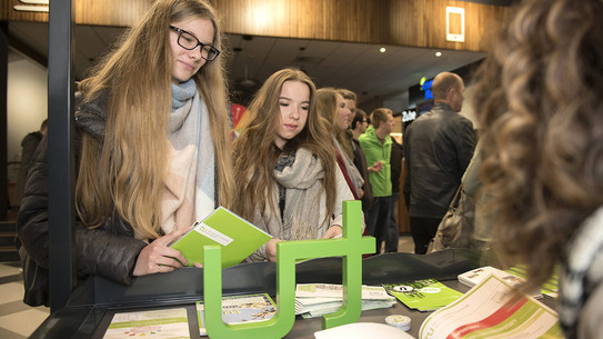 Tag der offenen Tür - Infostand in der Mensa - Besucher stellen Fragen 