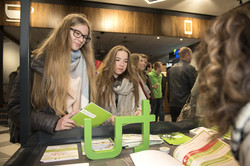 Tag der offenen Tür - Infostand in der Mensa - Besucher stellen Fragen 