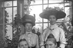 Mode.Land Porträt von vier Frauen