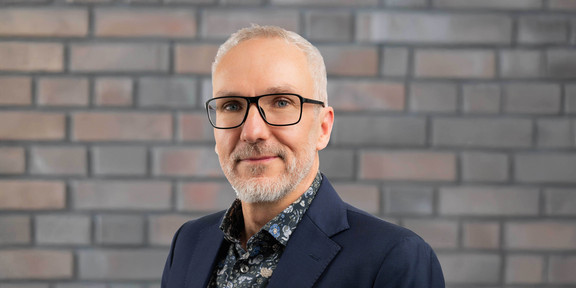 Porträtfoto: Prof. Daniel Rauh
