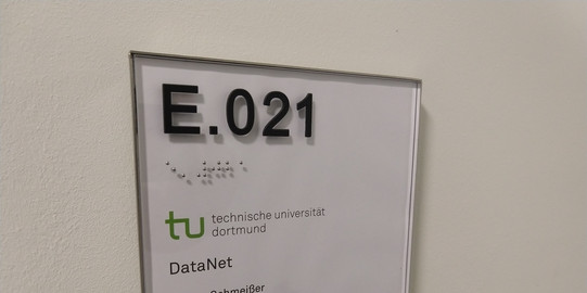 Ein Türschild mit dem Namen von Tobias Schmeißer