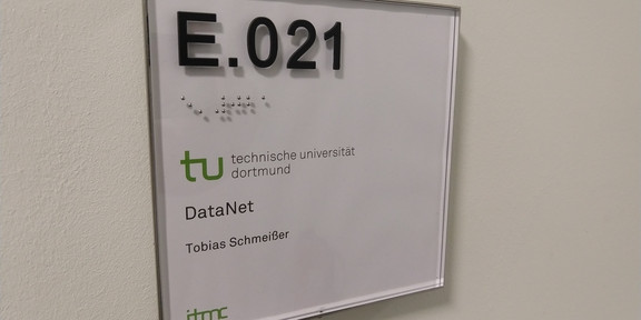 Ein Türschild mit dem Namen von Tobias Schmeißer