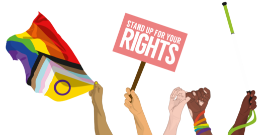 Mehrere erhobene Hände halten eine Regenbogenflagge mit zusätzlichen Farben, ein Schild mit der Aufschrift 'STAND UP FOR YOUR RIGHTS' und einen weißen Stock mit grünem Griff