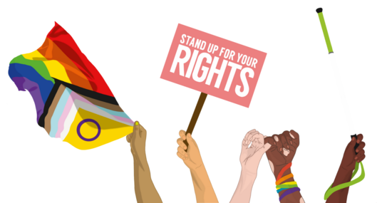 Mehrere erhobene Hände halten eine Regenbogenflagge mit zusätzlichen Farben, ein Schild mit der Aufschrift 'STAND UP FOR YOUR RIGHTS' und einen weißen Stock mit grünem Griff