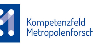Logo: weiße Punkte auf blauem Grund, die ein K und ein M formen, daneben Schriftzug